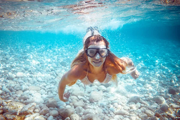 Menina Snorkeling Subaquático Mar Tropical — Fotografia de Stock