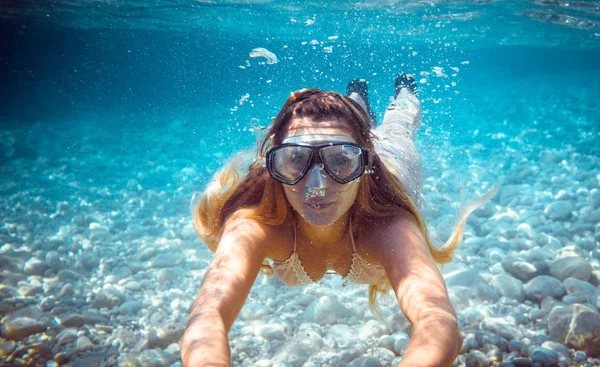Menina Snorkeling Subaquático Mar Tropical — Fotografia de Stock