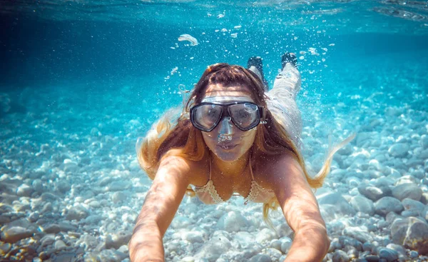 Fille Plongée Apnée Sous Eau Dans Mer Tropicale — Photo