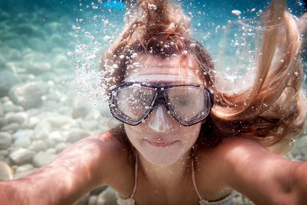 Mulher Sorridente Snorkeling Águas Límpidas Mar Tropical Subaquático — Fotografia de Stock