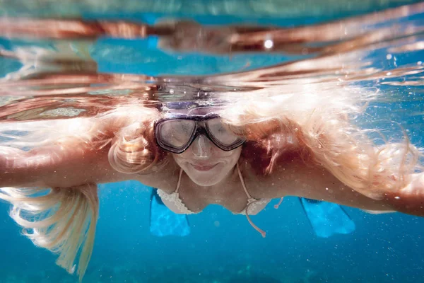 微笑的妇女浮潜在清澈的水 水下热带海 — 图库照片