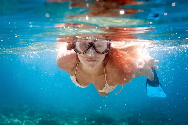 Mulher Sorridente Snorkeling Águas Límpidas Mar Tropical Subaquático — Fotografia de Stock