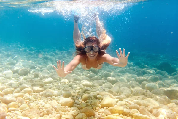 Mulher Sorridente Snorkeling Águas Límpidas Mar Tropical Subaquático — Fotografia de Stock