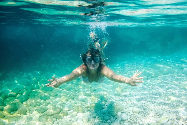 微笑的妇女与面具水下浮潜在清澈的热带水 — 图库照片