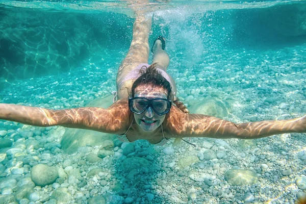 Femme Souriante Avec Masque Plongée Sous Marine Dans Eau Tropicale — Photo