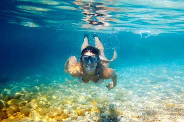 微笑的妇女与面具水下浮潜在清澈的热带水 — 图库照片