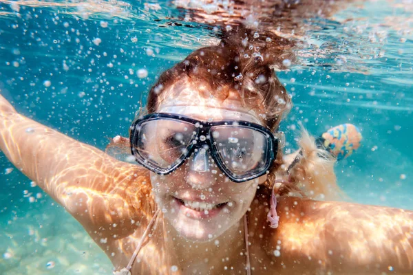 Smiling Woman Mask Underwater Snorkeling Clear Tropical Water — Stock Photo, Image