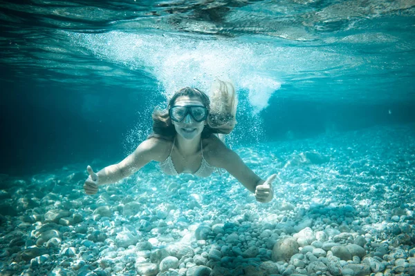 Snorkeling Nel Mare Tropicale Donna Mostra Pollice Alto Segno Subacqueo — Foto Stock