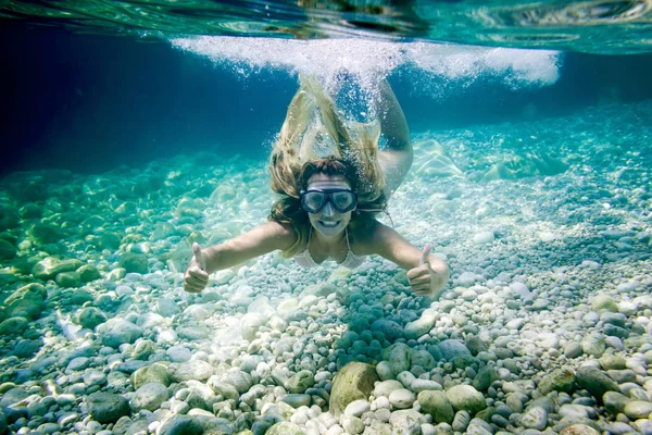 Snorkeling Nel Mare Tropicale Donna Mostra Pollice Alto Segno Subacqueo — Foto Stock