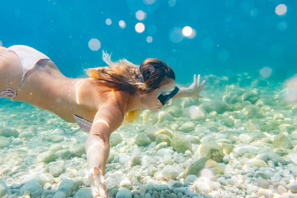 Donna Che Snorkeling Nell Acqua Limpida Del Mare — Foto Stock