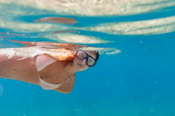 Frau Schnorchelt Klaren Meerwasser — Stockfoto