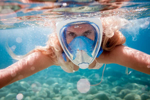 Mujer Haciendo Snorkel Con Máscara Facial Completa Mar Tropical — Foto de Stock