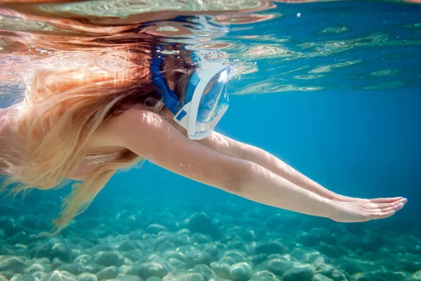 Mulher Snorkeling Com Máscara Facial Completa Mar Tropical — Fotografia de Stock