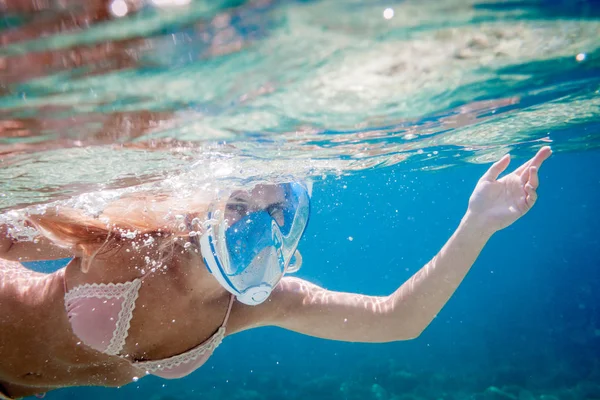 Frau Schnorchelt Mit Gesichtsmaske Tropischen Meer — Stockfoto