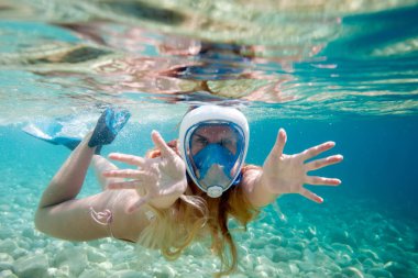 Tam yüz maskesi tropikal deniz şnorkel kadın