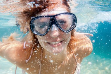 Kadınlar tropikal suya dalış snorkeling ile maske