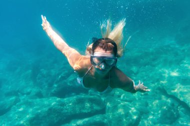 Kadınlar tropikal suya dalış snorkeling ile maske