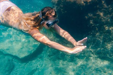 Kadınlar tropikal suya dalış snorkeling ile maske