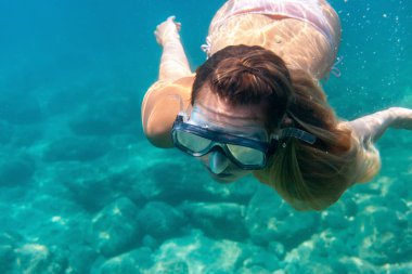 Genç kadın sualtı tropikal deniz şnorkel