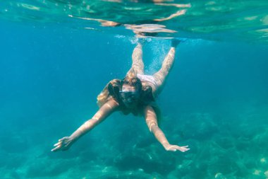 Genç kadın sualtı tropikal deniz şnorkel