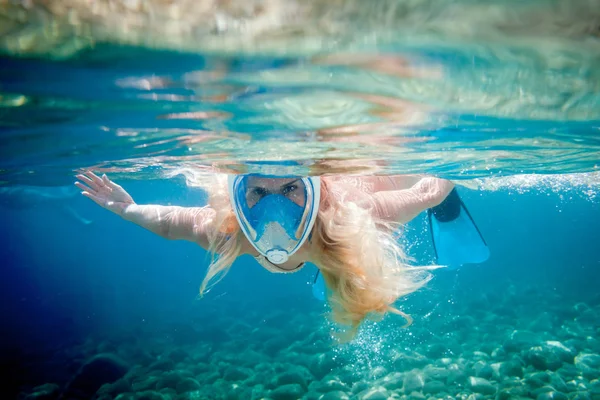 熱帯の海でフルフェイス マスクとシュノーケ リング女性 — ストック写真