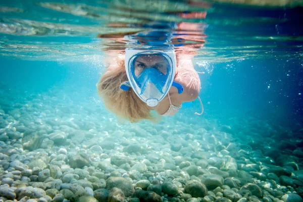 Donna Che Snorkeling Con Maschera Completa Nel Mare Tropicale — Foto Stock