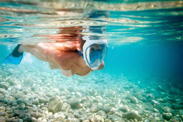 Mulher Snorkeling Com Máscara Facial Completa Mar Tropical — Fotografia de Stock