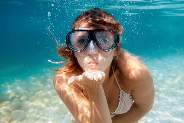 Žena Pod Vodou Šnorchlování Jasné Tropické Vody Polibek — Stock fotografie