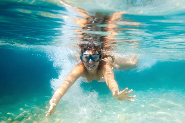 Kobieta Maska Podwodna Nurkowanie Czystych Wód Tropikalnych — Zdjęcie stockowe