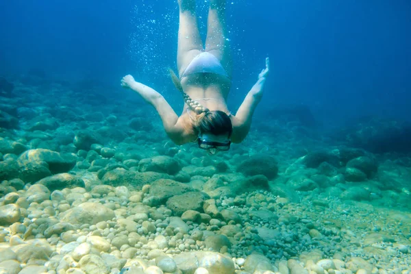 Donne Che Tuffano Nell Acqua Tropicale Facendo Snorkeling Con Maschera — Foto Stock