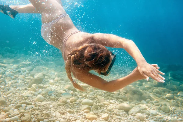 Mulheres Mergulhando Água Tropical Snorkeling Com Máscara — Fotografia de Stock