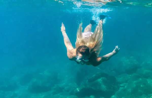 Femmes Plongeant Dans Eau Tropicale Plongée Avec Masque — Photo