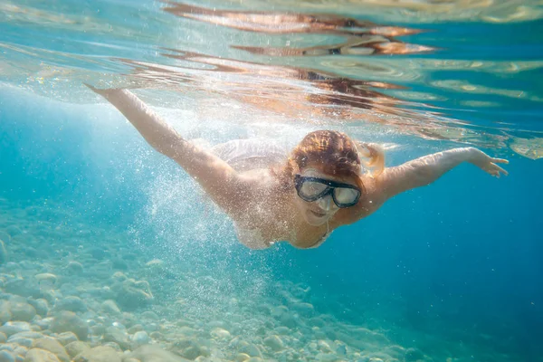 Mujeres Buceando Agua Tropical Haciendo Snorkel Con Máscara —  Fotos de Stock