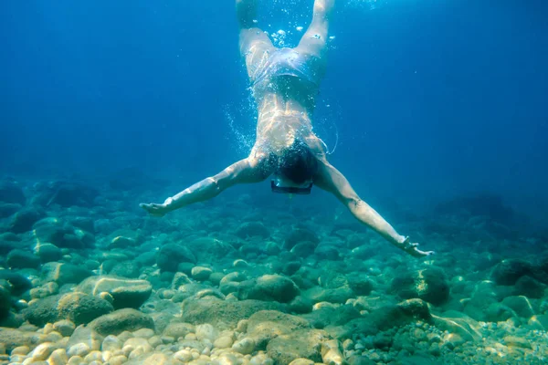 妇女在热带水域潜水 带着面具浮潜 — 图库照片