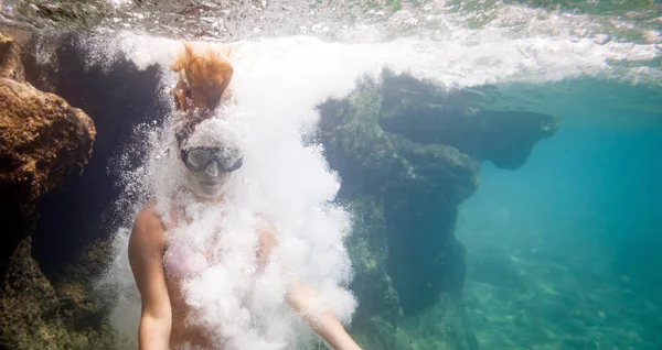 Junge Frau Springt Ins Wasser Unterwasserbild — Stockfoto