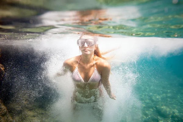 Młoda Kobieta Skoki Wody Podwodne Obrazu — Zdjęcie stockowe