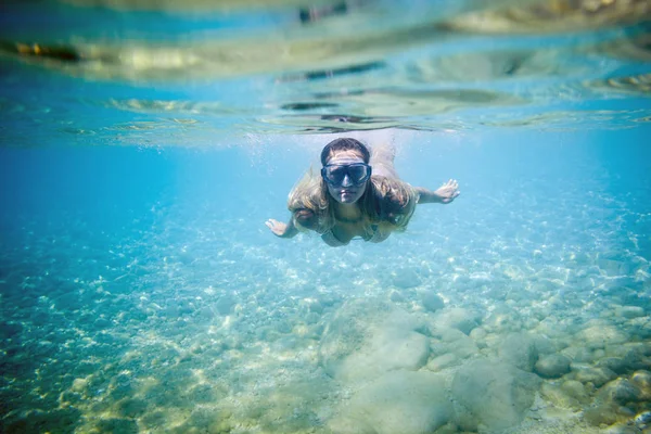 Şnorkel Tropikal Denizde Dalış Genç Kadın — Stok fotoğraf