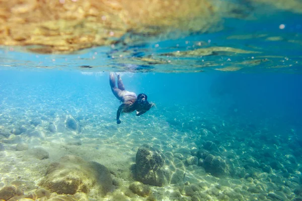 Jovem Mulher Snorkeling Mergulho Mar Tropical — Fotografia de Stock