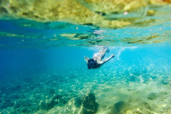 Jovem Mulher Snorkeling Mergulho Mar Tropical — Fotografia de Stock