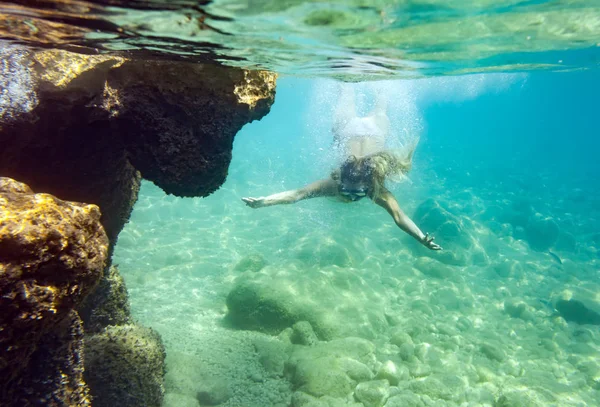 Jovem Mulher Snorkeling Mergulho Mar Tropical — Fotografia de Stock