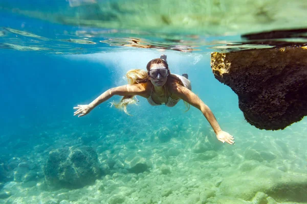 Jeune Femme Plongée Avec Tuba Plongée Mer Tropicale — Photo