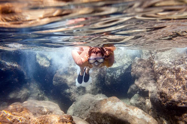 Giovane Donna Che Snorkeling Vicino Alle Rocce Sottomarine Nel Mare — Foto Stock