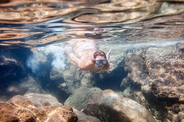 Giovane Donna Che Snorkeling Vicino Alle Rocce Sottomarine Nel Mare — Foto Stock