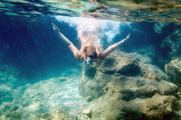 Giovane Donna Che Snorkeling Sott Acqua Nelle Limpide Acque Tropicali — Foto Stock