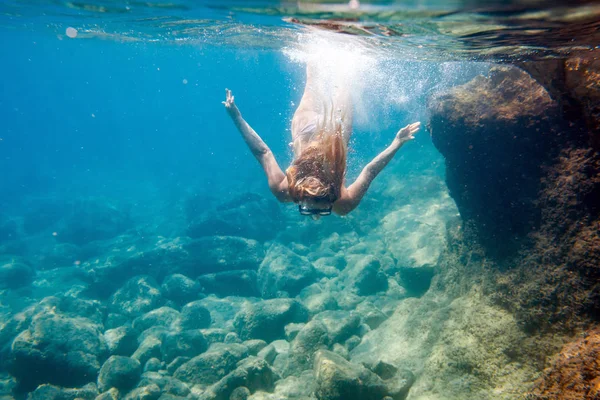 Giovane Donna Che Snorkeling Sott Acqua Nelle Limpide Acque Tropicali — Foto Stock