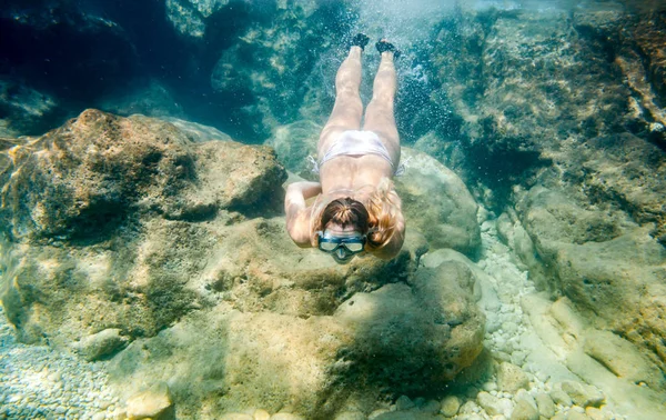 Jovem Mulher Snorkeling Subaquático Água Tropical Clara — Fotografia de Stock