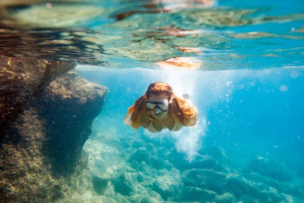 Giovane Donna Che Snorkeling Sott Acqua Nelle Limpide Acque Tropicali — Foto Stock