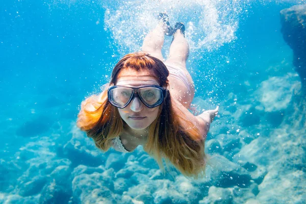 Junge Frau Schnorchelt Unter Wasser Klaren Tropischen Wasser — Stockfoto