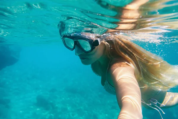 Jeune Femme Plongée Apnée Sous Eau Dans Mer Tropicale — Photo