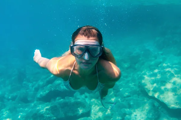 Młoda Kobieta Nurkowanie Podwodne Tropikalne Morze — Zdjęcie stockowe